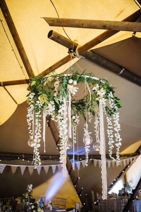 Diy Wedding Greenery, Unique Rustic Wedding, Cer Nocturn, Hanging Wedding Decorations, Big Chief, Rustic Wedding Decorations, Boda Diy, Barn Wedding Decorations, Flower Chandelier