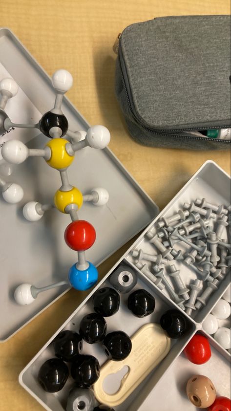 chemistry modeling in chemistry class! Chemical Engineering Aesthetic, Biotechnology Engineering, Chemistry Tools, Woman In Stem, Chemistry Aesthetic, 11th Chemistry, Science Girl, Student Picture, Med School Motivation