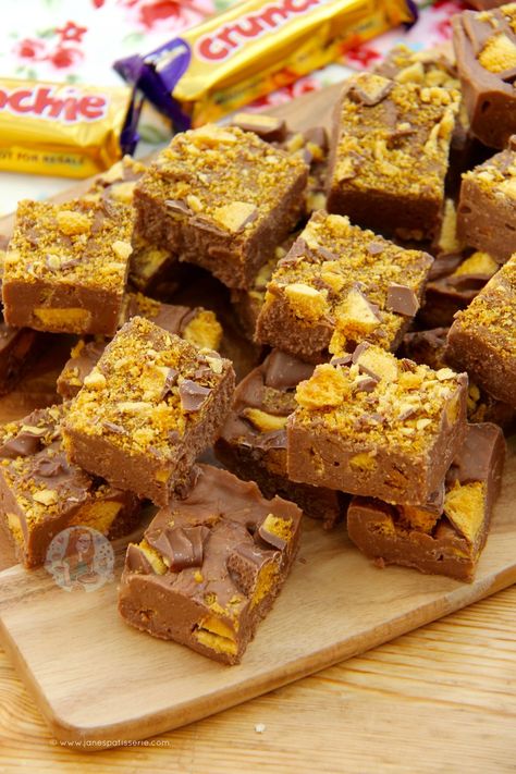 Honeycomb Crunchie Fudge! ❤️ So quick and easy to make, and amazingly delicious. Cake Bars Easy, Crunchie Cheesecake, Baking For Kids, Janes Patisserie, Homemade Sweets, Fudge Recipe, Cake Bars, Bonfire Night, Fudge Recipes