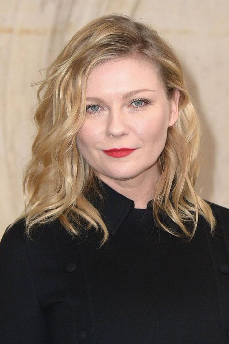 Kirsten Dunst Hair, Celebrity Hair Styles, Kirsten Dunst Style, Hair Lob, Kristen Dunst, Shoulder Length Curls, Celebrity Hair, Long Bob Hairstyles, Make Up Looks