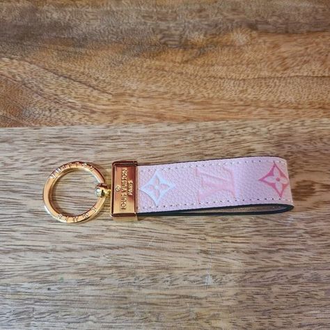 Dragonne Key Holder Pink LV Cute Keychains For Car Keys And Wallet, Wallet Keychain Ideas, Cute Keychain Ideas, Key Chains Aesthetic, Car Keys Keychain Ideas, Cute Keychains For Car Keys, Lv Keychain, Car Keychain Ideas, Lv Key Pouch