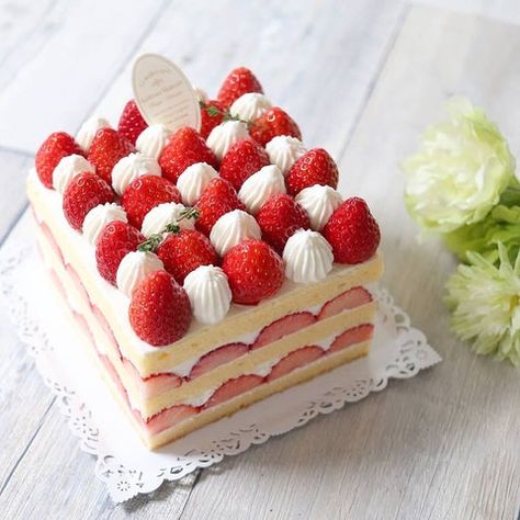 Korean Strawberry Cake – Amourducake Korean Strawberry Cake Recipe, Korean Cream Cake, Korean Strawberry Cake Aesthetic, Korean Cake Recipe, Korean Strawberry Cake, Strawberry Cake Aesthetic, Korean Birthday Cake, Strawberry Cake Decorations, Korean Cakes