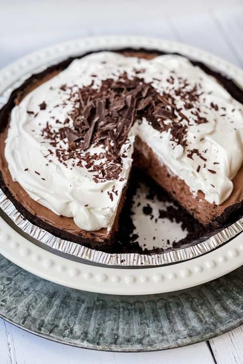 This no-bake, 3 ingredient chocolate pie is the easiest pie recipe you will ever make. Creamy, chocolaty, and seriously delicious. It takes mere minutes to make, plus chilling time. Which makes this chocolate pie a perfect make-ahead dessert for warm summer days, or simply when you need a quick and easy treat. Butter Board, Chocolate Pie Recipes, Cream Pies, Chocolate Crust, Easy Pie Recipes, Chocolate Cream Pie, Oreo Crust, Yeast Rolls, Cheese Pies