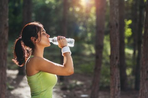 Water For Health, Healthy Lifestyle Photography, Signs Of Dehydration, Alkaline Water, Water Intake, Healthy Routine, Summer Workout, Balanced Lifestyle, Pure Water