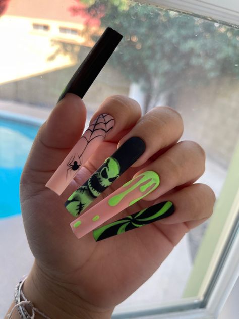 Ooey Boogie Nails, Oogie Boogie Halloween Nails, Creepy Acrylic Nails, Oogy Boogie Nails, Oggie Boggie Nail Designs, Halloween Nails Oogie Boogie, Oogey Boogey Nails, Voodoo Doll Nails, Ophir Boogie Nails