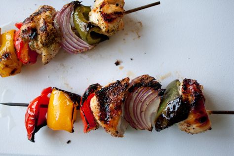 Grilled Chicken Kabobs with Easy Lemon Orange Marinade! This citrus marinade recipe is a go-to for spring and summer! Hawaiian Side Dishes, Turkey Kabobs, Orange Marinade, Bourbon Pork, Chicken Shish Kabobs, Greek Chicken Kabobs, Peach Bourbon, Chicken Kabob Recipes, Grilled Chicken Kabobs