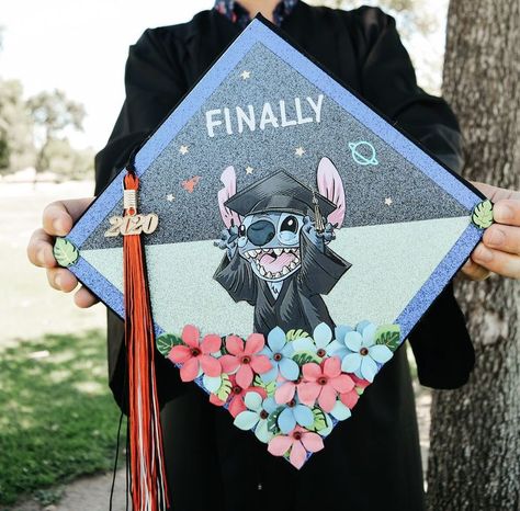 Up Cap Graduation, Grad Cap Ideas Lilo And Stitch, Decoration Cap Graduation, Graduation Cap Cartoon Designs, Grad Cap Ideas Stitch, Stitch Graduation Party Ideas, Lilo And Stitch Grad Cap, Graduation Topper Ideas, College Grad Cap Ideas Disney