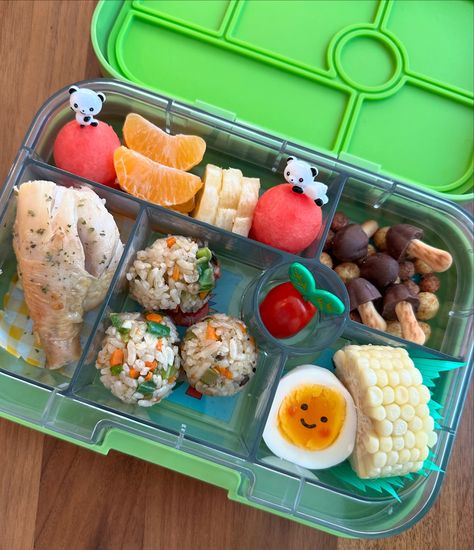 Another bento dinner for the kids tonight 🙃🍱 What’s for dinner: - Garlic veggie rice balls - Chicken🍗 - 🍉, 🍌 and 🍊 - 🍅, 🌽 and 🥚 - Chocolate mushrooms @meijiamerica Lunchbox is from @yumboxlunch #lunchbox #lunchboxideas #yumbox #lunchforkids #kidsdinner #toddlerdinner #bento #お弁当 Bento Box Chinese Food, Bento Box Pokemon, Kawaii Bento Box Recipes, Bento Box Cute Kawaii, Japanese Lunch Box Bento, Toddler Dinner, Bento Box Kids, Rice Balls, Snack Box