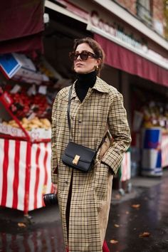 Fall Fashion Bag Street Style, Winter Coat Trends, Style Anglais, Quoi Porter, Coat Trends, Paris Fashion Week Street Style, Luxury Bag, Street Style Winter, Spring Street Style