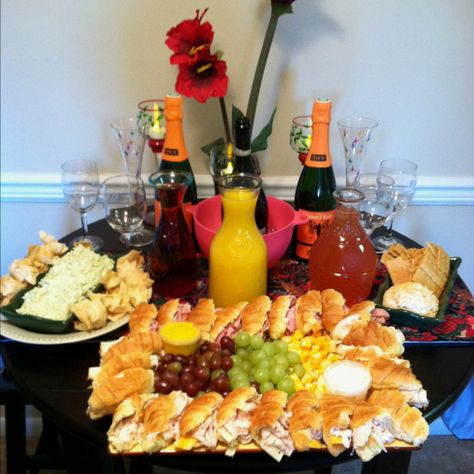 girls luncheon and mimosa bar Bridesmaids Breakfast Ideas, Wedding Morning Breakfast Bridesmaids, Champagne Brunch Bridal Shower Ideas, Bridal Shower Food Ideas Lunch, Brunch Bridal Shower Ideas, Bridal Shower Brunch Menu, Bridesmaids Brunch, Bridal Brunch Food, Girls Luncheon