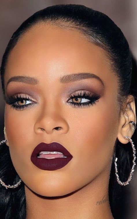 Embedded image Plum Lipstick Makeup, Burgundy Eyeshadow Looks, Plum Makeup, Plum Eyeshadow, Burgundy Eyeshadow, Copper Eyeshadow, Rihanna Makeup, Make Up Gold, Burgundy Lips