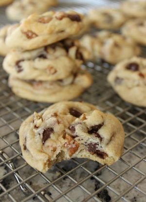 Caramel Pecan Chocolate Chip Cookies. These Caramel Pecan Chocolate Chip Cookies are loaded with chopped pecans, chocolate chips, and yummy caramel bits! Grab a glass of milk and enjoy a few! #cookies #thebestcookies #cookirecipes #caramelpecan #chocolatechipcookies #ilovecookies #cookielover #bakingisfun #bakingcookies Caramel Pecan Cookies, Pecan Chocolate Chip Cookies, Pecan Chocolate, Chocolate Chip Pecan Cookies, A Glass Of Milk, Caramel Bits, Soft Chocolate Chip Cookies, Pecan Cookies, Caramel Cookies