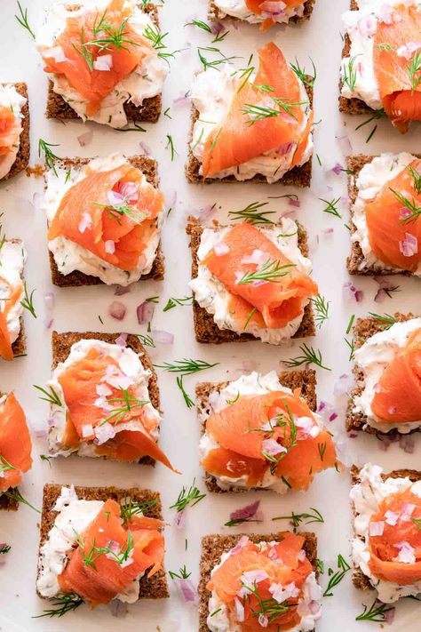 Smoked Salmon Appetizers, Salmon Appetizer Recipes, Smoked Salmon Canapes, Salmon Canapes, Breaded Salmon, Herb Cream Cheese, Garnish Ideas, Smoked Salmon Appetizer, Smoked Salmon Cream Cheese