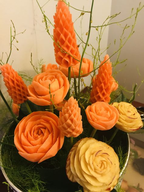 Vegetable Carving Ideas Creative, Carrot Carving, Vegetable Garnish, Fruit Flower Basket, Salad Presentation, Carving Fruit, Fruit Carvings, Deco Fruit, Gourmet Food Plating