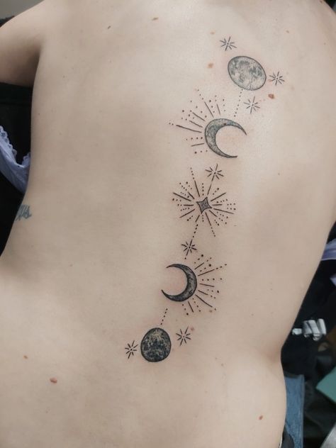 Feyre inspired back tattoo Feyre Archeron Tattoo, Feyre Archeron Back Tattoo, Feyre Moon Tattoo, Feyres Tattoo Back Acotar, Feyre’s Back Tattoo, Acotar Feyre Tattoo, Witchy Back Tattoo, Acotar Tattoos Feyre, Feyre Hand Tattoo