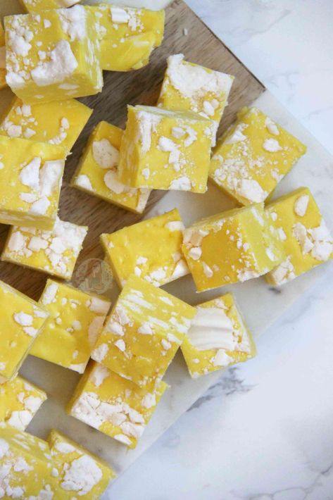 Lemon Fudge Recipe, Classic Fudge Recipe, Lemon Desserts Cake, Lemon Desserts Healthy, Lemon Fudge, Christmas Fudge Recipes Easy, Classic Fudge, Lemon Desserts Easy, Lemon Raspberry Cheesecake