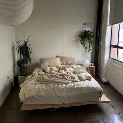 Bedroom Loft Aesthetic, Chill Minimalist Bedroom, Bed On Ground Aesthetic, Edgy Minimalist Bedroom, Dark Colour Room Ideas, Loft Aesthetic Bedroom, Loft Apartment Aesthetic Minimalist, Low Bedframe Bedroom Ideas, Loft Aesthetic Room