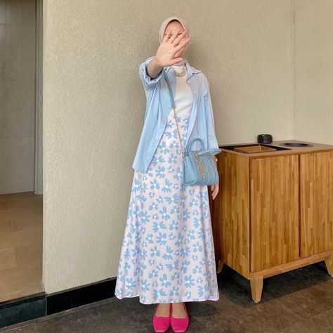 Floral Outfit Hijab, Ootd Floral Skirt Hijab, Floral Hijab Outfit, Ootd Rok Korean Style, Floral Skirt Outfits Hijab, Ootd Ke Kampus Hijab, Floral Dress Hijab, Outfit Kampus Hijab, Ootd Hijab Skirt