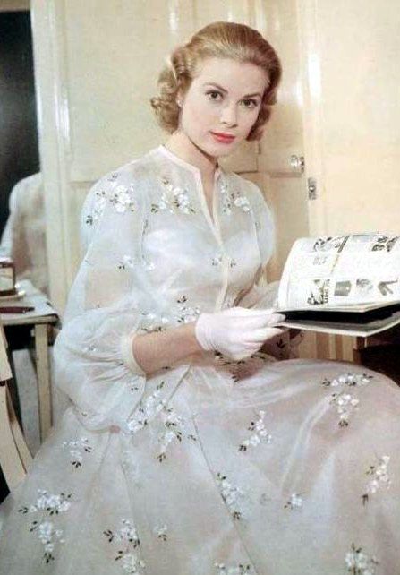 Grace Kelly in "High Society" 1956. Costumes by Helen Rose. High Society 1956, Klasik Hollywood, Gaun Koktail, Helen Rose, Grace Kelly Style, Princess Grace Kelly, Look Retro, בר מצווה, Charlotte Casiraghi