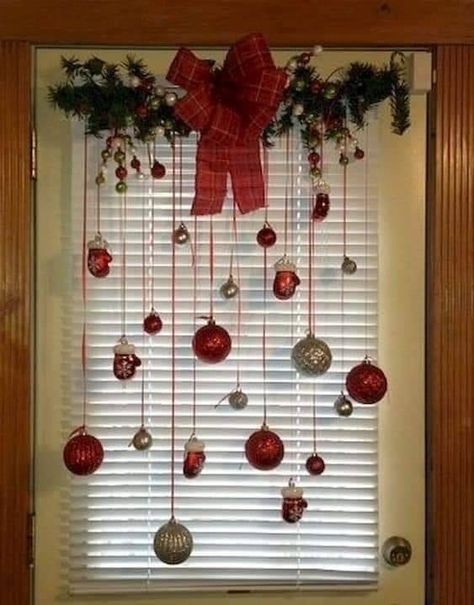 Classic Christmas Decorations, Christmas Decorations Cheap, Christmas Apartment, Christmas Window Decorations, Fun Christmas Decorations, Easy Christmas Decorations, Christmas Decorations Diy Outdoor, Diy Christmas Decorations Easy, Cheap Christmas