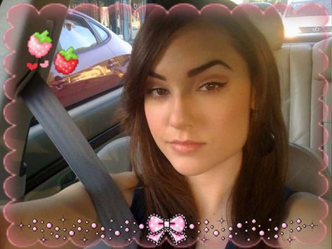 Sasha Gray Icon, Sasha Gray 2000s, Riot Grrrl, Brunette Girl, Blogger Girl, Everything Pink, Heart Eyes, Makeup Inspiration, Pretty Woman