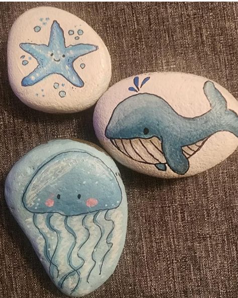 Rock Painting Ideas For Boyfriend, Aesthetic Stone Painting, Rock Drawing Ideas, Boyfriend Scrapbook, Painted Seashells, Diy Rock Art, Painting Rocks, Rock Painting Art, Hand Painted Rocks