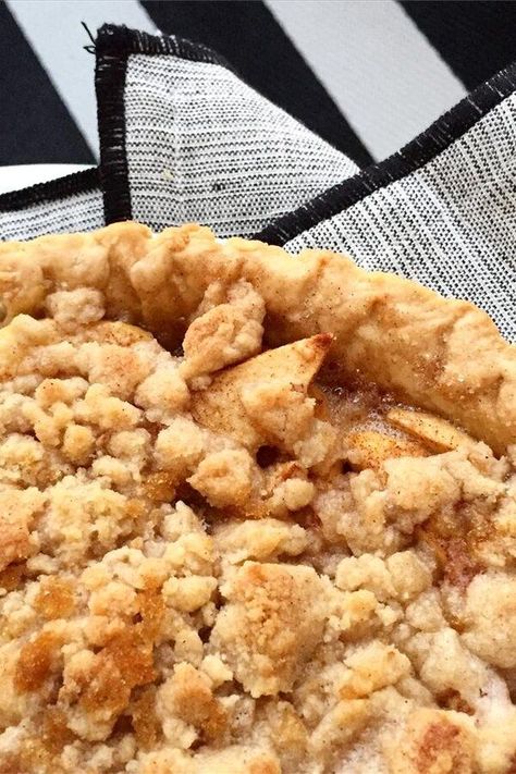 Fruit Pies For Thanksgiving, Crumble Pie Recipes, Quick Pies, Apple Crumble Pie, Easy Food Recipes, Apple Crumble Recipe, Crumble Pie, Best Apple Pie, Classic Apple Pie