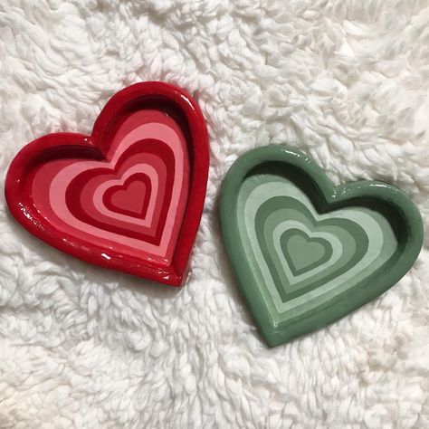 Sage green and red clay tray Small Clay Jewelry Holder, Clay Art Heart Tray, Diy Ring Tray, Polymer Clay Tray Jewelry Dish, Cute Jewelry Tray, Jewelry Clay Tray, Aesthetic Clay Tray, Jewelry Tray Ideas, Heart Clay Ideas