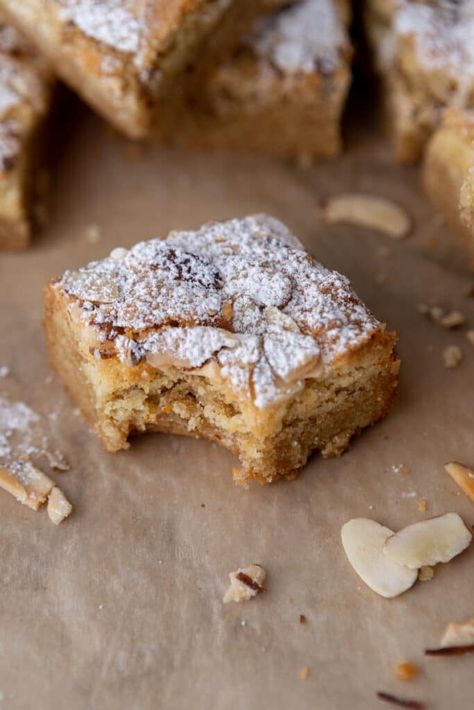 Sweet Almond Pastry, Almond Frangipane Blondies, Almond Frangipane Cookies, Desserts With Almond Extract, Almond Blondies Recipe, Almond Croissant Blondie, Almond Croissant Blondies, Almond Baking Recipes, Almond Croissant Cake