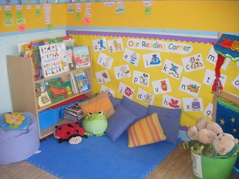 Reading corner by Sunflower Lily, via Flickr Preschool Library Center, Kindergarten Reading Corner, Library Corner, Reading Corner Classroom, Preschool Library, Library Center, Preschool Rooms, Preschool Reading, Preschool Centers