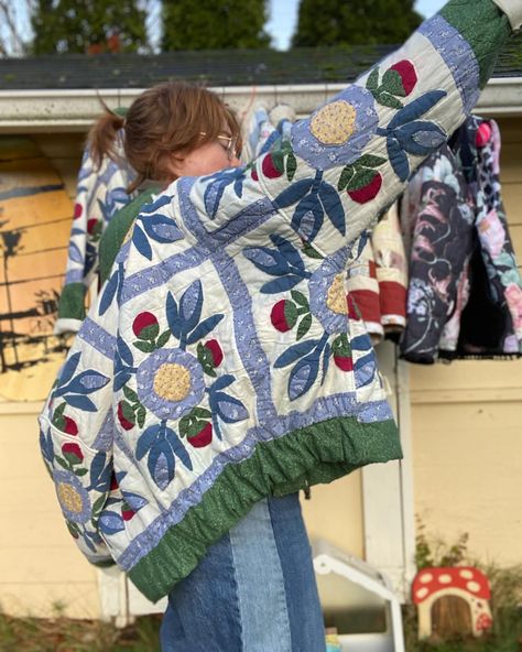 Embrace the magic of the solstice with these cozy quilt coats, handcrafted from upcycled heirloom quilts. A beautiful way to honor tradition and stay stylish in the dark of the season! Come see these, and more, @thefernwoodmakersparty Winter Bazaar this weekend 🌛🪡♻️ #upcycled #quiltcoat #repurposedtextiles Vintage Quilt Coat, Quilt Jean Jacket, Quilt Repurpose Ideas, Quilting Aesthetic, Old Quilts Repurposed Ideas, Repurpose Old Quilts, Quilted Coat Outfit, Quilt Upcycle, Quilt Sweatshirt