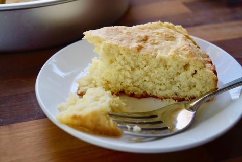 A Johnny Cake is a type of cake that is prepared with either cornmeal or flour. It is either fried or baked and the recipes varied depending on the region. Johnny Cakes Recipe, Bahamian Food, Grilled Bananas, Conch Fritters, Johnny Cake, Chicken Spices, Types Of Cakes, Cuisine Recipes, Food Staples