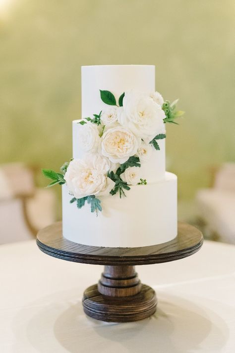 budget friendly elegant simple wedding cakes - - greenery, buttercream, simple, elegant Cakes Elegant, Vintage Pasta, Simple Cakes, Buffet Dessert, 3 Tier Wedding Cakes, Fresh Flower Cake, Simple Elegant Wedding, Floral Wedding Cakes, Buttercream Wedding Cake