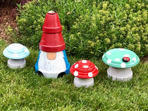 Terracotta Gnome Mushroom Terra Cotta Pots, Flower Pot Gnomes, Diy Backyard Decor, Fun Garden Projects, Plant Pots Crafts, Yard Art Crafts, Terra Cotta Pot Crafts Diy, Clay Pot Projects, Pot People