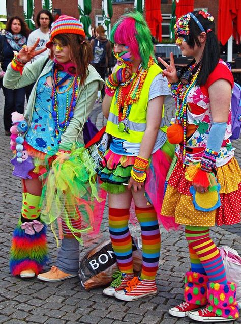 Wacky Tacky Day, Tacky Day, Mode Harajuku, Dress Up Ideas, Crazy Hat Day, Harajuku Fashion Street, Hat Day, Harajuku Girls, Crazy Hats