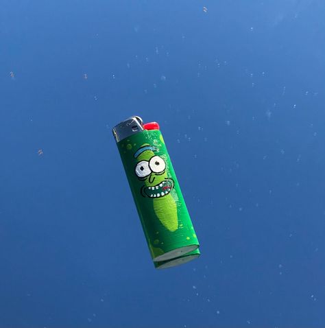 Sharpie Lighter Art, Painting Lighter Ideas, Lighter Art Diy, Rick And Morty Lighter, Cool Lighter Designs, Diy Lighter Painting, Painted Lighter Aesthetic, Lighter Paintings, Lighter Painting