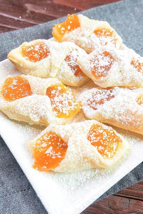 Kolacky are traditional Polish cookies made with a cream cheese cookie base and filled with sweet jam. They are beautiful to look at, have delicious fillings are seriously addictive. Polish Kolaczki Recipe, Kolachky Cookie Recipe, Apricot Cookies Recipe, Kolacky Cookies, Kolaczki Cookies Recipe, Kolaczki Recipe, Recipe Christmas Cookies, Apricot Cookies, Cream Cheese Cookie