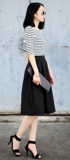 d9731321ef4e063ebbee79298fa36f56desc52779398ri Stripes Skirt, Parisian Chic Style, Looks Street Style, Street Style Chic, Black Midi, Skirt Outfit, Parisian Chic, Fashion Mode, Mode Inspiration