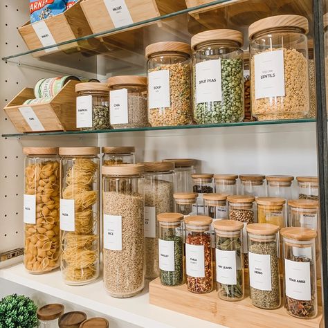 Hiasan Dalaman Dapur, Glass Pantry, Pantry Jars, Pantry Containers, Eco Kitchen, Pantry Organisation, Spice Jar Labels, Desain Pantry, Kids Dining