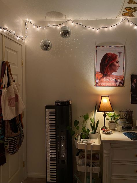 Mirrorball Bedroom, Downtown Girl Aesthetic Room, Downtown Girl Bedroom, Downtown Girl Room, Redecorate Bedroom, Aesthetic Rooms, Dreamy Room, Teen Bedroom Decor, Downtown Girl