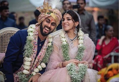 White roses along with gobs of baby's breath flowers team up to form these gorgeous garlands. #Jaimala #garland #bridegroom #bride #groom #shaadisaga #weddinginspo #weddingjaimala Flowers Varmala, Varmala Designs, Wedding Varmala, Indian Wedding Garland, Indian Wedding Flowers, Flower Garland Wedding, Red And White Roses, Flower Garland, Groom Photo