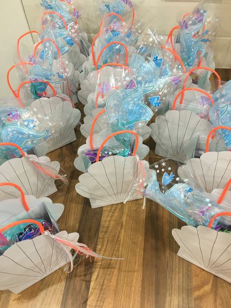 Mermaid Candy Bags Ideas, Mermaid Favor Bags, Mermaid Goody Bag Ideas, Mermaid Goodie Bags, Mermaid Party Bags, Mermaid Party Favors Bags, Mermaid Pool Parties, Meg 2, Ariel Birthday Party