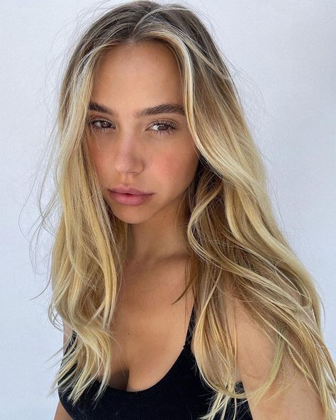 https://www.instagram.com/p/COqVczeslN8/?igshid=MDJmNzVkMjY= Alexis Ren Hair, Alexis Ren, Portraits Photography, Happy Mother, Brown Eyes, You Happy, Blonde Hair, Like You, I Love You