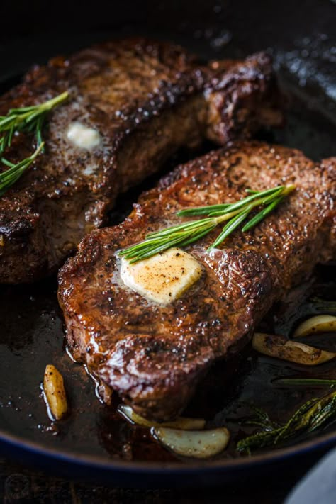 Pan-Seared Steak with Garlic Butter - NatashasKitchen.com Steak Recipes Pan, Steak Recipes Pan Seared, Cooking The Best Steak, Steak Dinner Recipes, Pan Seared Steak, Top Sirloin Steak, Grilled Steak Recipes, Garlic Butter Steak, Perfect Steak