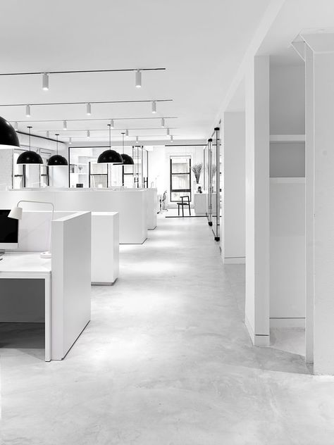 New headquarters and showroom for SAM. New York. We juxtaposed the industrial nature of the building with a clean, minimal aesthetic to lighten and elevate the space. Design by Elmo Studios Photography by Erik Undehn #architecture #interiors #interiordesign #minimal #office #design #white #modern #officedesign #newyork #westvillage #clean #contemporary #workplace #work #space #officespace #renovation #construction #brick #millwork #furniture All White Office, Office Design White, Minimal Office Design, Whimsical Office, Concrete Office, Minimal Office, Black And White Office, Ceo Office, Interior Minimal