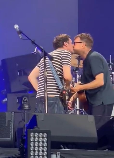 Damon Albarn And Graham Coxon Kiss, Damon Albarn Graham Coxon, Damon Graham, Blur Lyrics, Gramon Blur, Blur Band, Graham Coxon, Fit People, Damon Albarn