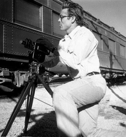 James Dean the Giant filming by a train James Dean Giant, Paris Boyfriend, James Dean Pictures, Jim Stark, James Dean Photos, Jimmy Dean, Gossip Girls, Rock Hudson, Iconic Moments