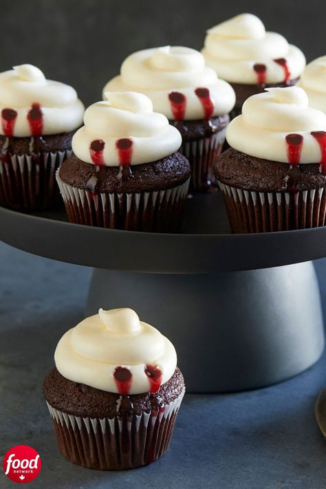 Spooky Red Velvet Cupcakes, Black Halloween Cupcakes, Vampire Inspired Food, Vampire Dessert Ideas, Vampire Deserts, Dracula Cake Ideas, Vampire Theme Cake, Vampire Cupcakes Ideas, Vampire Cake Pops