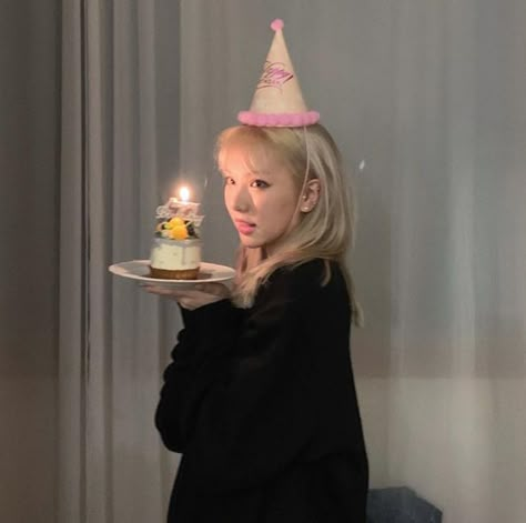 Brithday Idol, Idol Birthday, Foto Editing, Cute Birthday Pictures, Cute Happy Birthday, Peach Aesthetic, 24th Birthday, Happy Birthday Pictures, Birthday Posts