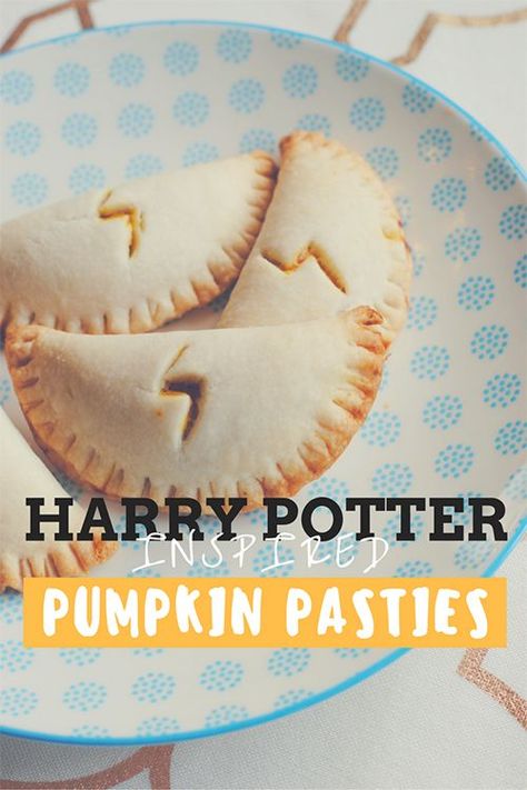 Today, we are going to show you the best treat to transition from the summer… Harry Potter Feast, Harry Potter Treats, Harry Potter Pumpkin, Harry Potter Recipes, Pumpkin Pasties, Harry Potter Movie Night, Harry Potter Marathon, Pasties Recipes, Cumpleaños Harry Potter